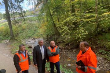 Flutur a dat startul lucrărilor de asfaltare a drumului spre Rarău, prin Izvorul Alb