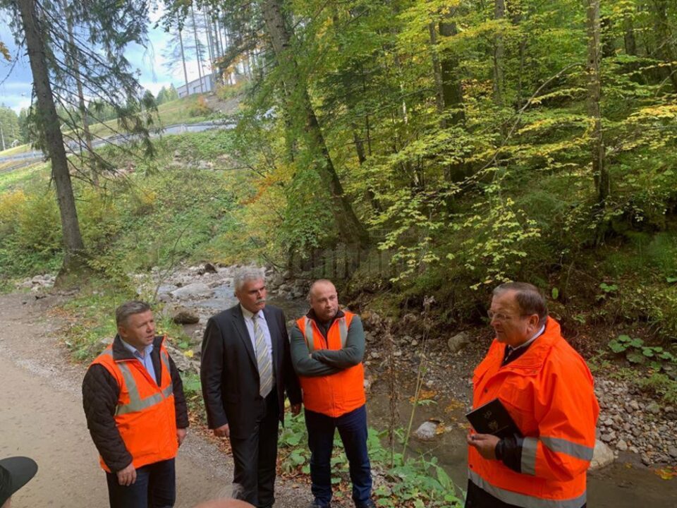 Flutur a dat startul lucrărilor de asfaltare a drumului spre Rarău, prin Izvorul Alb