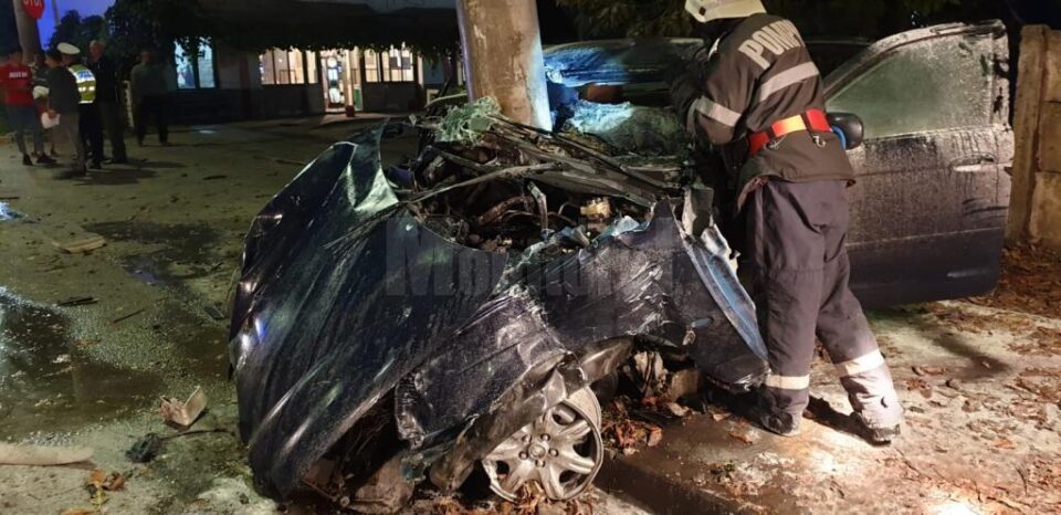 Au scăpat cu viață ca prin minune din mașina care s-a lovit violent de doi stâlpi și un gard de beton