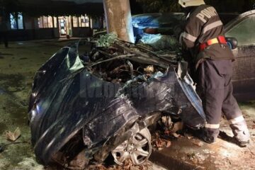 Au scăpat cu viață ca prin minune din mașina care s-a lovit violent de doi stâlpi și un gard de beton