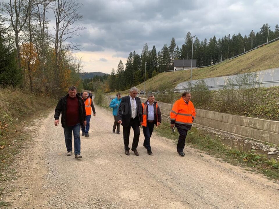 Flutur a dat startul lucrărilor de asfaltare a drumului spre Rarău, prin Izvorul Alb