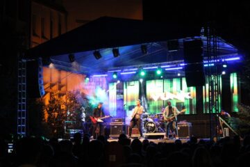 Concert Vunk, cu „bobocii” și părinții lor, la deschiderea anului universitar la USV