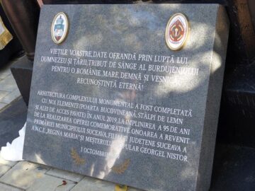 Noua placă comemorativă, amplasată la baza monumentului reabilitat
