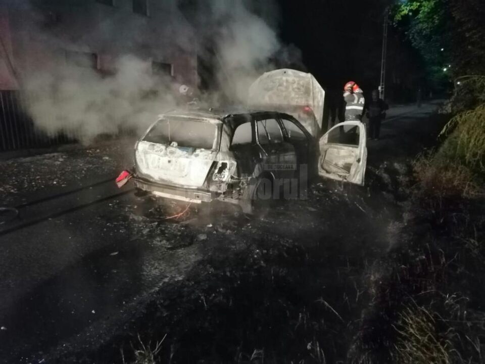 Din păcate, pompierii nu au mai putut salva mai nimic, mașina fiind distrusă de focul violent