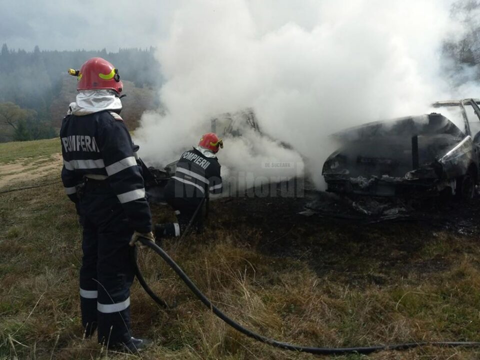 La sosirea pompierilor, ambele autoturisme erau cuprinse de flăcari