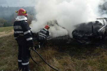 La sosirea pompierilor, ambele autoturisme erau cuprinse de flăcari