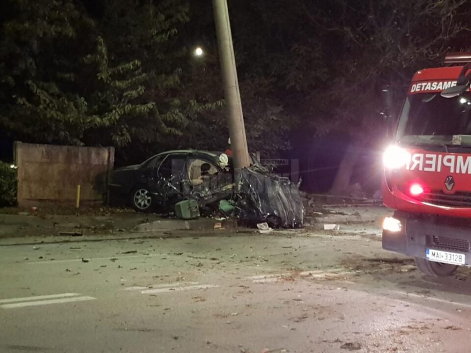 Mașina a lovit doi stâlpi de beton și un gard de beton al TPL, după care a luat foc