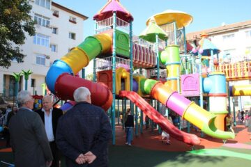 Cel mai mare loc de joacă din Suceava, de 1000 mp, a fost inaugurat în Obcini