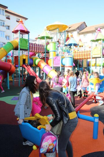 Cel mai mare loc de joacă din Suceava, de 1000 mp, a fost inaugurat în Obcini