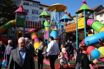 Cel mai mare loc de joacă din Suceava, de 1000 mp, a fost inaugurat în Obcini