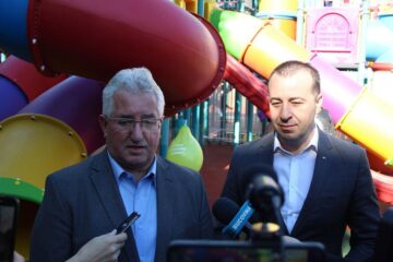 Primarul Ion Lungu și viceprimarul Lucian Harșovschi, la inaugurarea celui mai mare loc de joacă din municipiul Suceava, de 1000 de mp