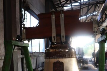 Unul dintre cele trei clopote care vor fi montate în curând în Turnul Unirii, lângă Biserica „Nașterea Maicii Domnului” Unul dintre cele trei clopote care vor fi montate în curând în Turnul Unirii, lângă Biserica „Nașterea Maicii Domnului”