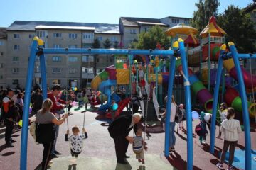 Cel mai mare loc de joacă din municipiul Suceava, de 1000 de mp, a fost inaugurat în cartierul Obcini, pe strada Victoriei