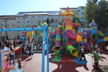 Cel mai mare loc de joacă din Suceava, de 1000 mp, a fost inaugurat în Obcini