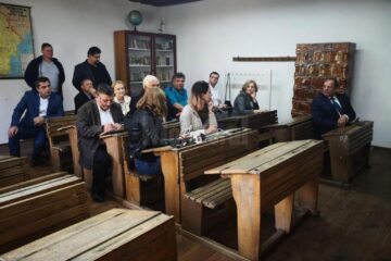 Gheorghe Flutur a probat băncile din școala inaugurată în Muzeul Satului Bucovinean