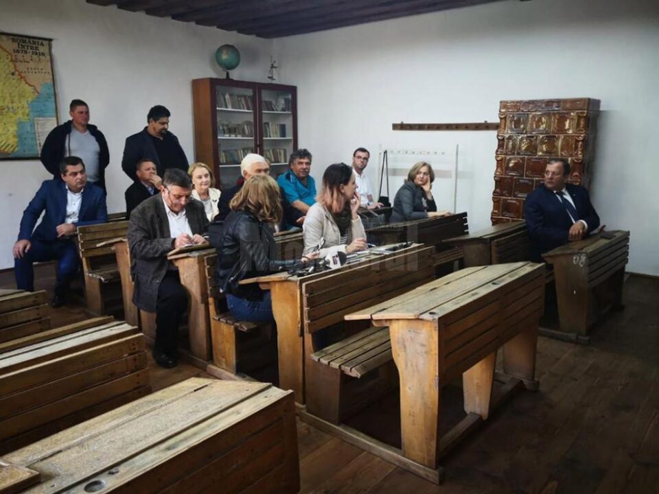 Gheorghe Flutur a probat băncile din școala inaugurată în Muzeul Satului Bucovinean