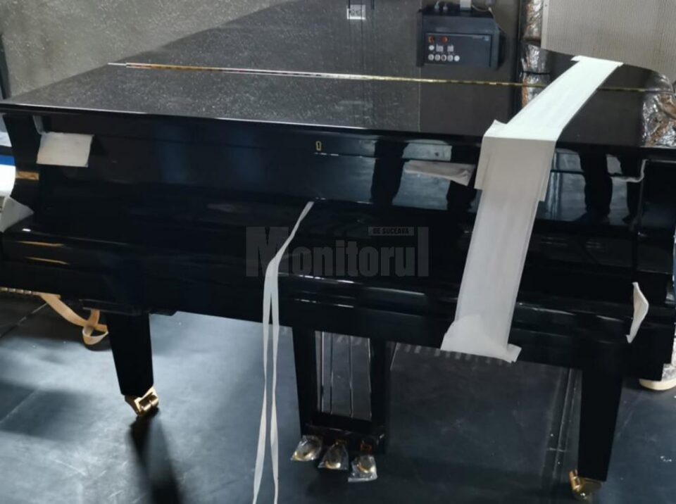 Pianul profesional pentru minifilarmonica Primăriei a ajuns la Suceava
