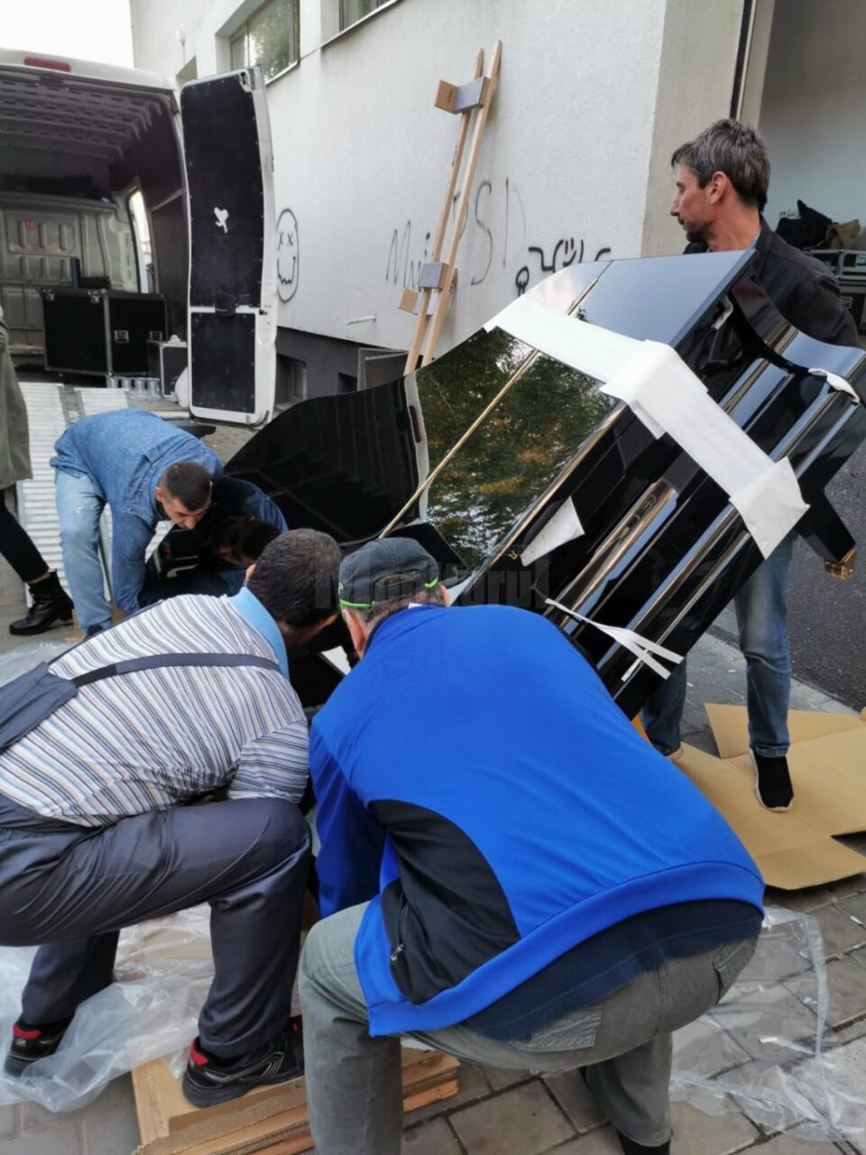 Pianul profesional pentru minifilarmonica Primăriei a ajuns la Suceava