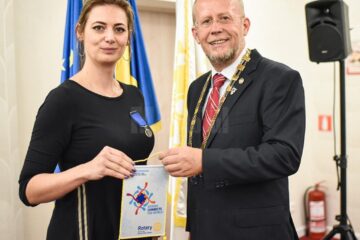 Președintele fondator al noului club Rotary, Ancuța Dumitraș (stânga)