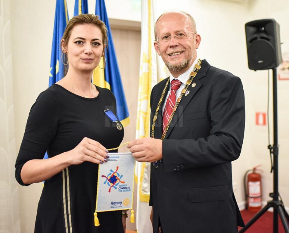 Președintele fondator al noului club Rotary, Ancuța Dumitraș (stânga)