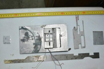 Dispozitiv realizat pentru clonarea cardurilor din bancomate
