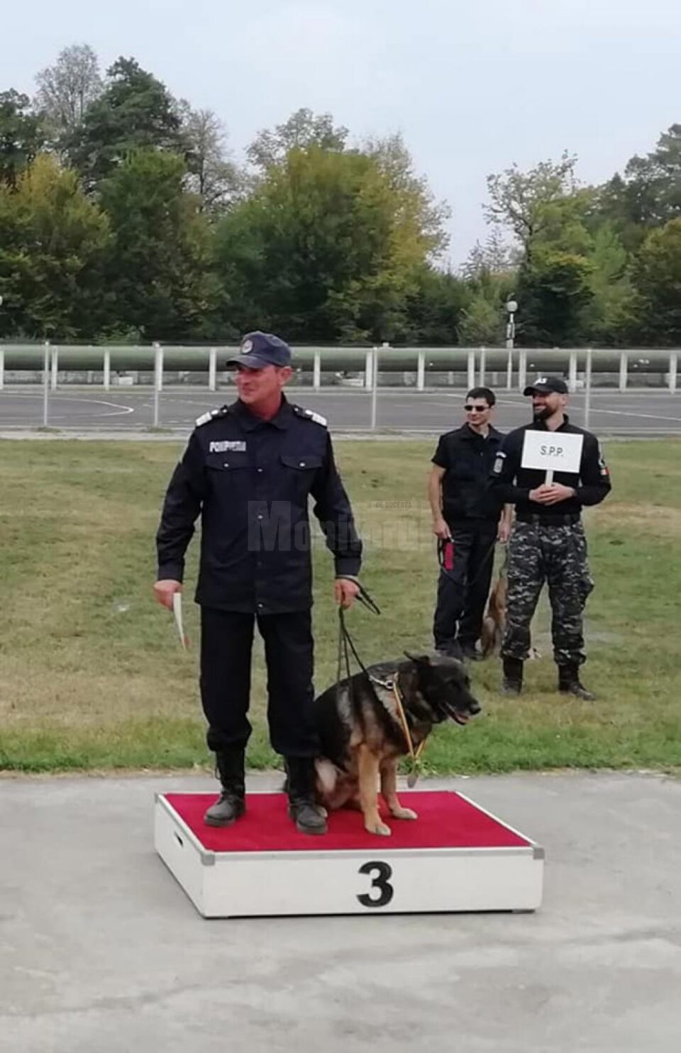 Instructorul, plt.maj. Marius Manolachi, și cainele Olly, care a obtinut bronzul la categoria "Câine de căutare și salvare persoane"