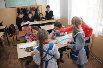 Peste 3.000 de școlari, cuprinși în clase simultane