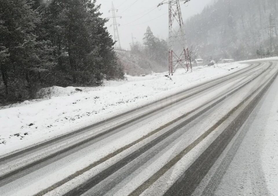 În zona de munte a județului Suceava utilajele de deszăpezire au fost deja scoase pe traseu: Foto: DRDP Iasi