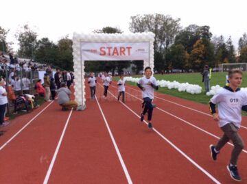 „EGGER Aleargă” pe noua pistă de atletism de la Rădăuți