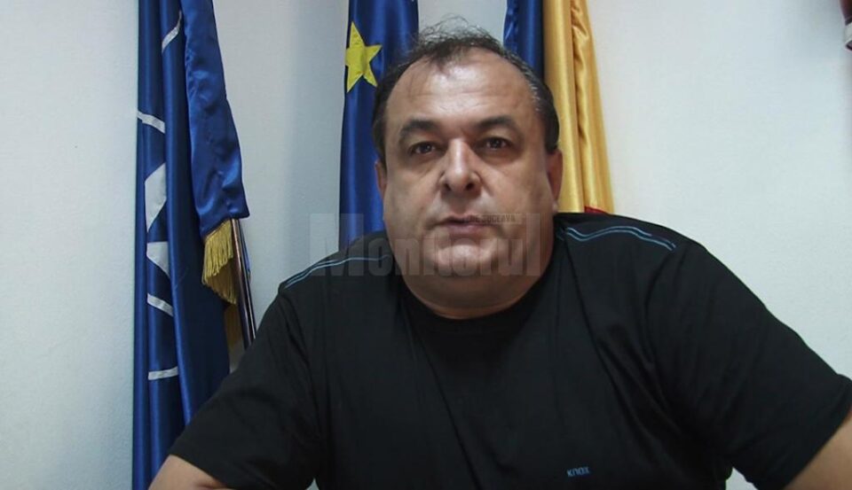 Primarul comunei Mănăstirea Humorului, Constantin Moldovan, le-a ajutat să cumpere o bicicletă medicinală