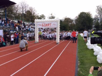 „EGGER Aleargă” pe noua pistă de atletism de la Rădăuți