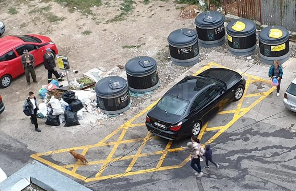Gunoi aruncat pe lângă containerele semiîngropate, deși spațiul de depozitare aproape ca s-a dublat Gunoi aruncat pe lângă containerele semiîngropate, deși spațiul de depozitare aproape ca s-a dublat
