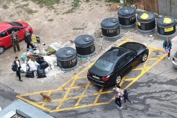 Gunoi aruncat pe lângă containerele semiîngropate, deși spațiul de depozitare aproape ca s-a dublat