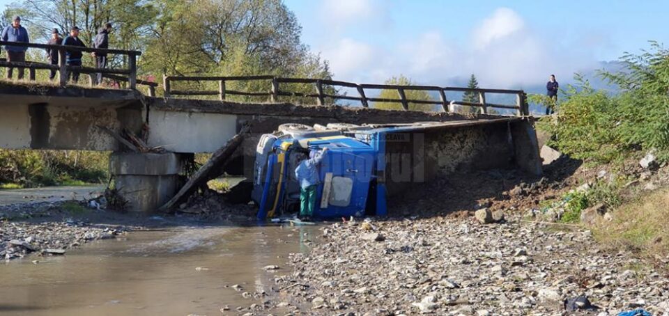 Șoferul era suspect de o fractură la umăr, însă era conștient