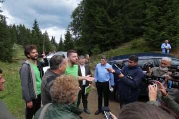 Reprezentanții organizației de mediu și șeful OS Vama, Gelu, Puiu, împreună cu unii reclamanți, la locul unde au fost reclamate presupuse ilegalități