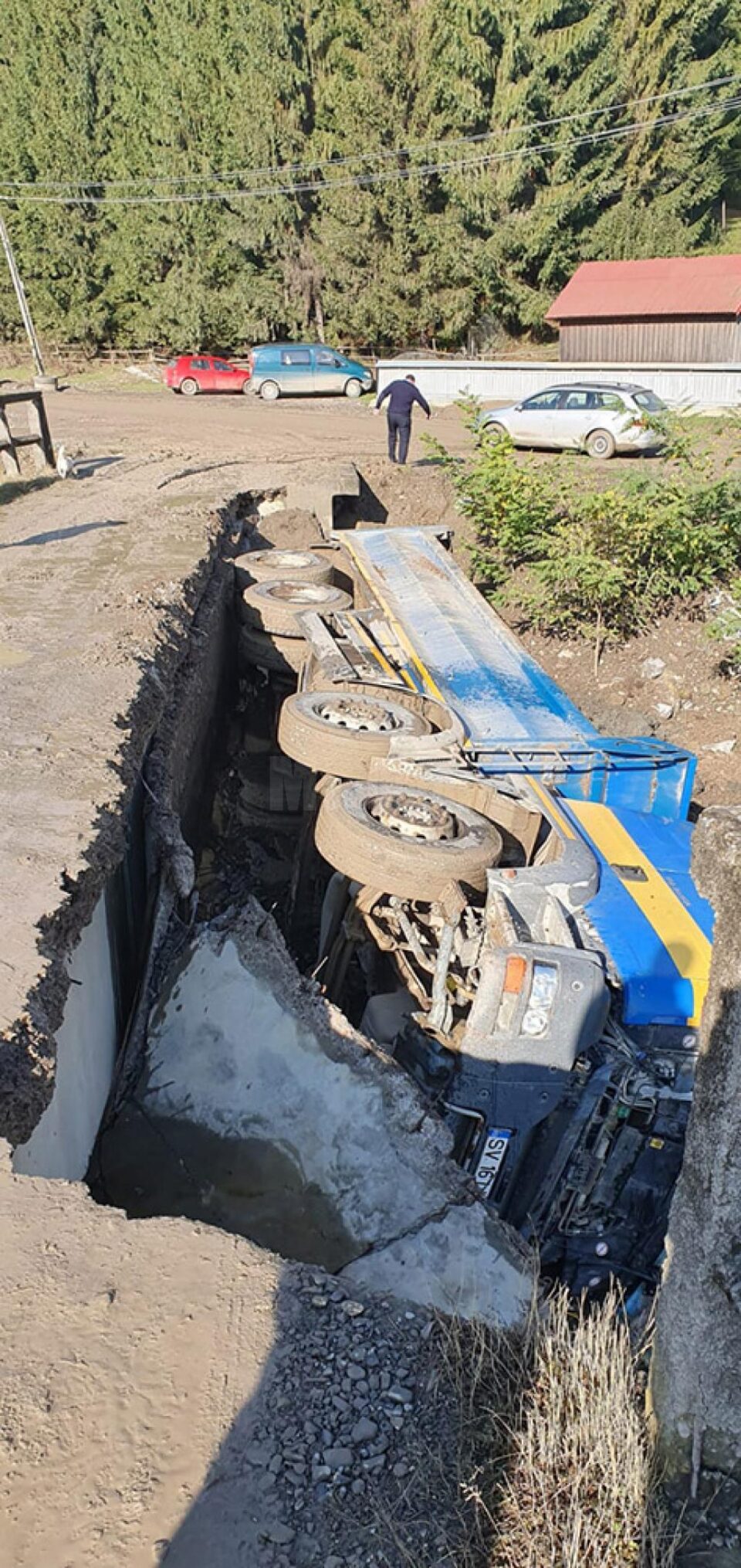 O jumătate de pod s-a surpat sub greutatea camionului încărcat cu pământ
