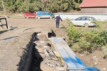 O jumătate de pod s-a surpat sub greutatea camionului încărcat cu pământ