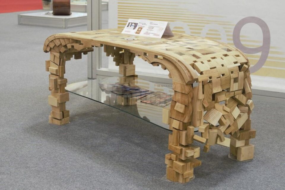 Premiul de debut ”Young designer”, pentru o piesă de mobilier sculptată de o elevă de clasa a XI-a