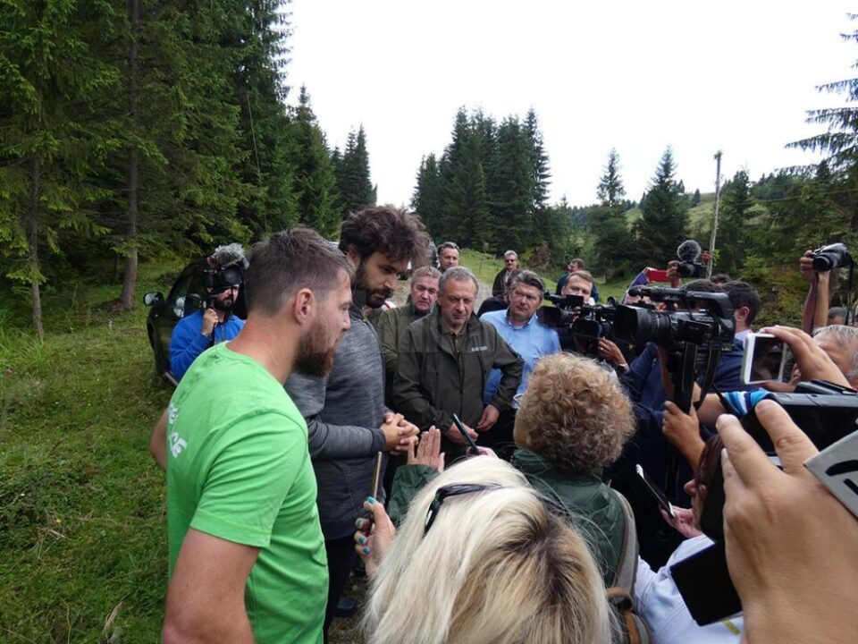 Reprezentanții organizației de mediu și cei ai RNP Romsilva, la locul unde au fost reclamate presupuse ilegalități