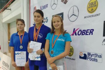 Maria Verciuc, în centrul imaginii, a cucerit trei medalii de aur la Cupa României