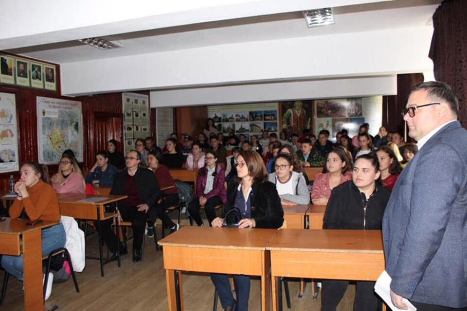 Acțiuni la Liceul Tehnologic „Ștefan cel Mare” Cajvana de Ziua Națională a Comemorării Holocaustului