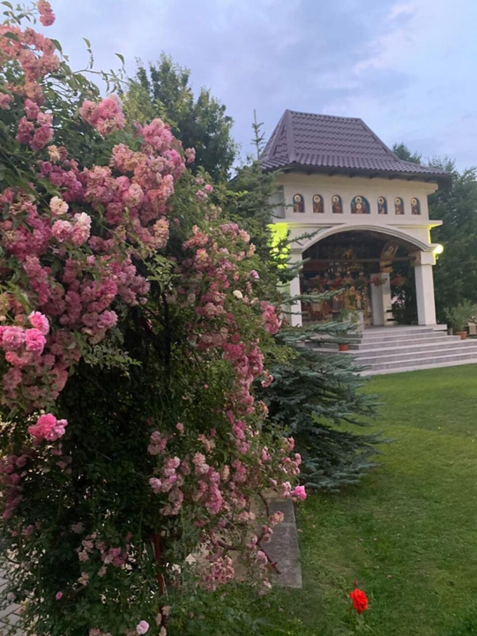 Slujba de sfințire a altarului de vară a Parohiei „Sf. Vineri” Suceava Slujba de sfințire a altarului de vară a Parohiei „Sf. Vineri” Suceava