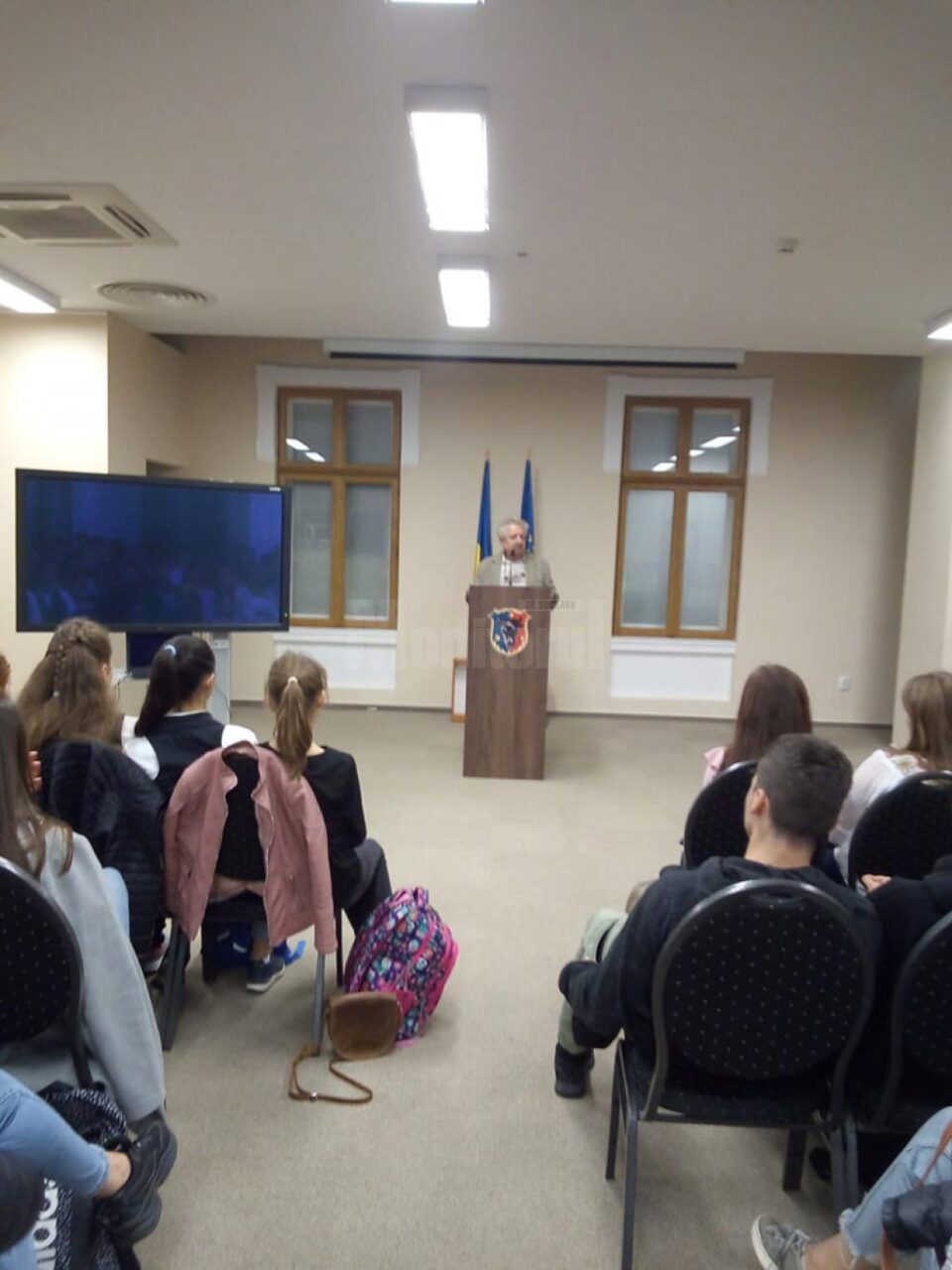 Președintele Comunității Evreilor din Suceava, Sorin Golda, le vorbește tinerilor despre Holocaust Președintele Comunității Evreilor din Suceava, Sorin Golda, le vorbește tinerilor despre Holocaust