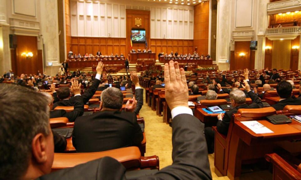 Moțiunea de cenzură a fost adoptată, ieri, în plenul reunit al Parlamentului, cu 238 de voturi „pentru”. Foto: ziarmm.ro Moțiunea de cenzură a fost adoptată, ieri, în plenul reunit al Parlamentului, cu 238 de voturi „pentru”. Foto: ziarmm.ro
