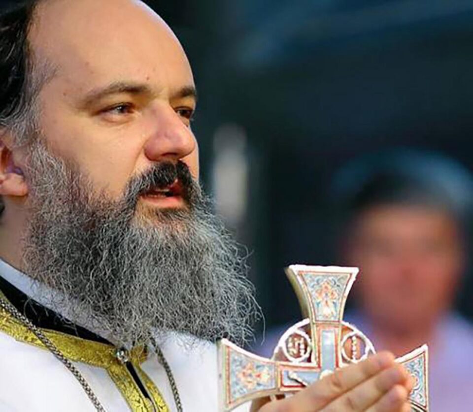 Preotul care preschimbă „sapa în condei”