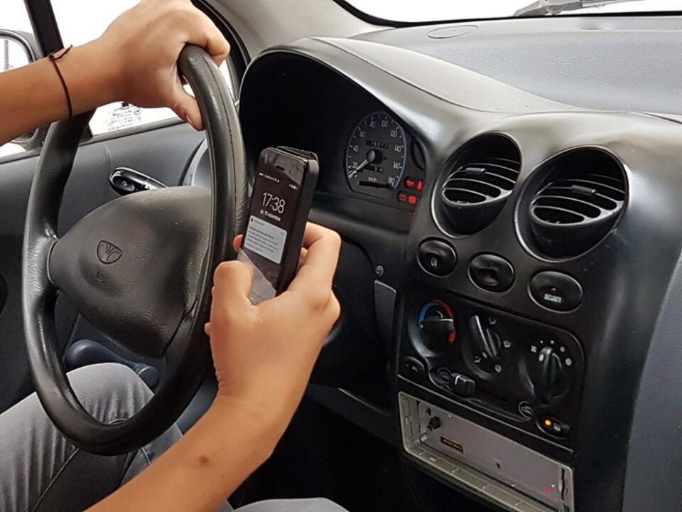 Telefonul mobil ținut în mână la volan vă poate lăsa foarte ușor fără permis