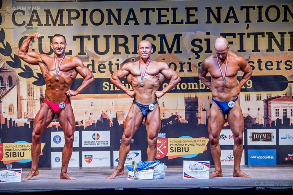 Sorin Florescu (stânga) a devenit vicecampion național la culturism masters