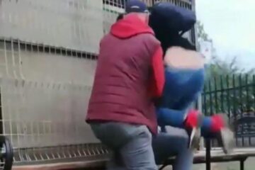 Tatăl și fiul, în timpul agresiunii