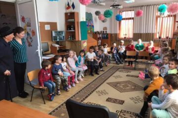 Campania de voluntariat și acțiune comunitară „Florile recunoștinței”, la Grădinița cu Program Normal Nr. 8 Suceava