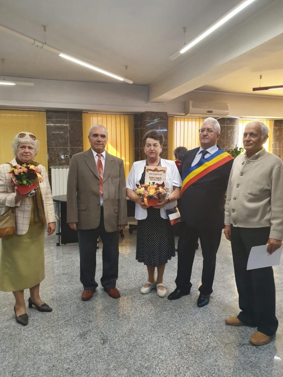 Primarul Ion Lungu si o parte dintre cuplurile de aur sărbătorite sâmbătă